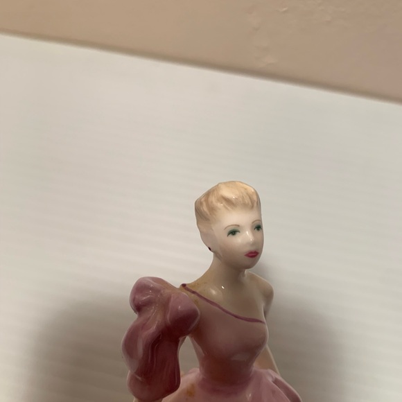 COALPORT FIGURINE LUCINDA 1993 MINT CONDITION - Picture 6 of 7